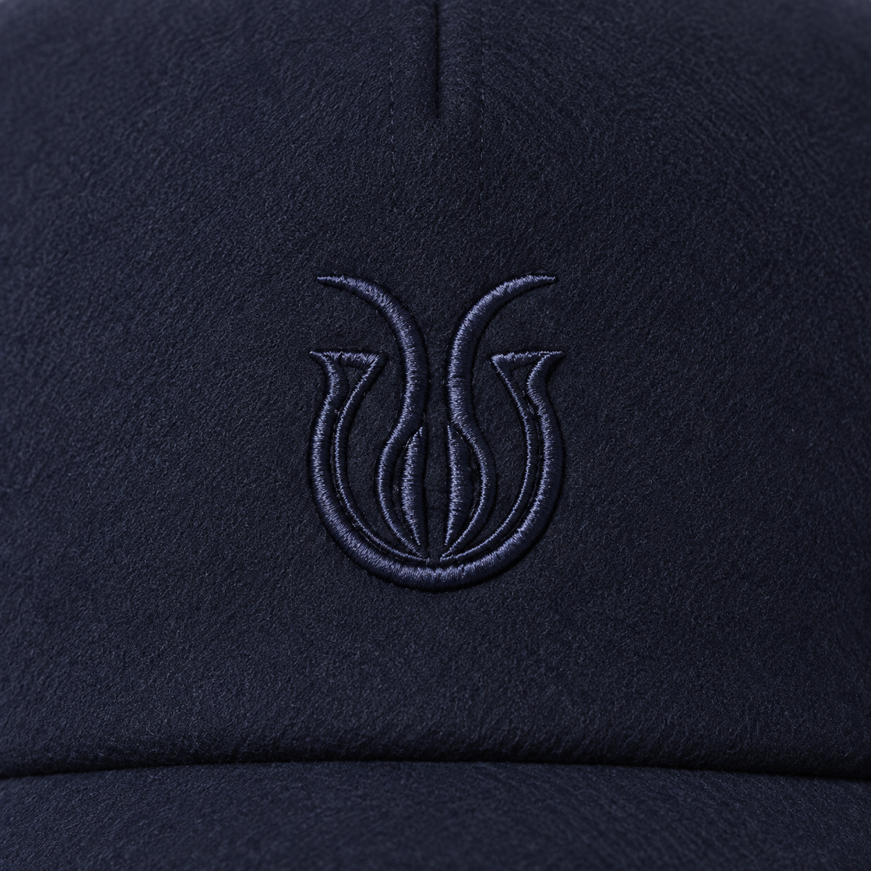 CELESTE Cap – tonales Stickzeichen, Detailvisualisierung
