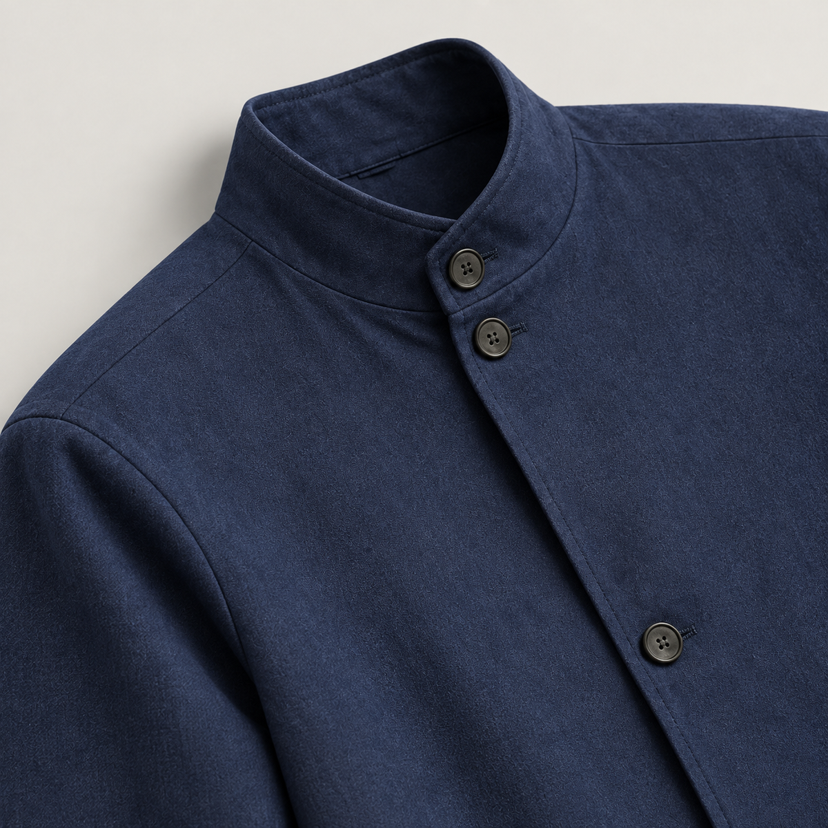 CELESTE Navyjacke: schräge Ansicht von Stehkragen und Knopfleiste