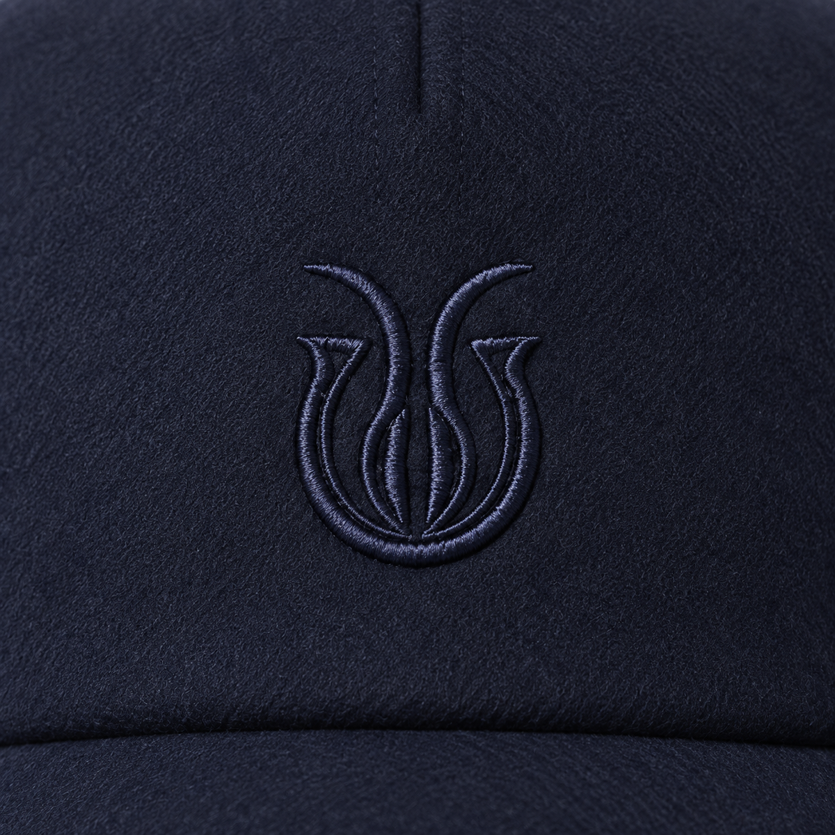 CELESTE Cap – tonales Stickzeichen, Detailvisualisierung