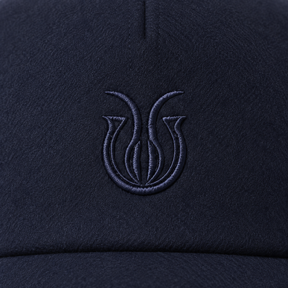 CELESTE Cap – tonales Stickzeichen, Detailvisualisierung